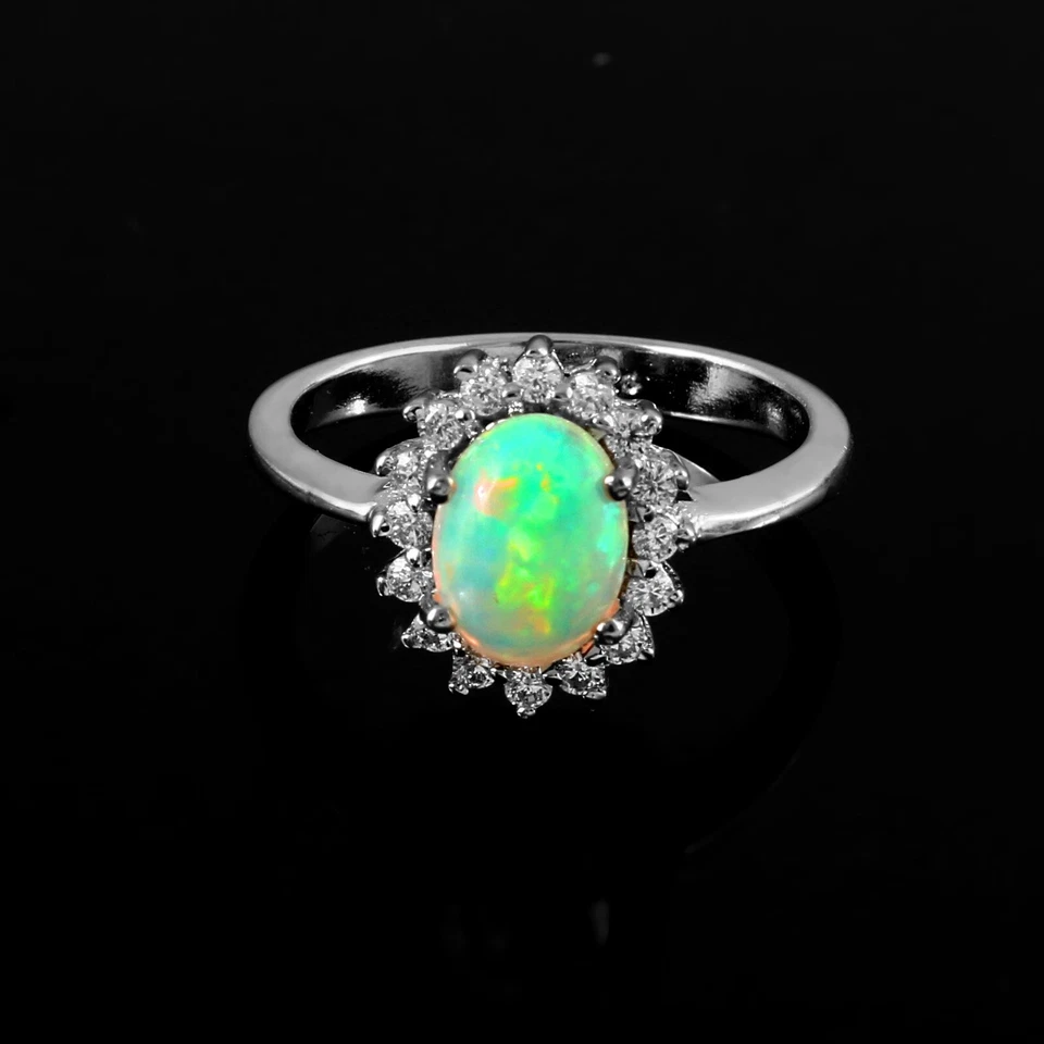 Anillo de piedras preciosas de ópalo etíope y circonita cúbica con forma ovalada natural en plata de ley 925 Foto 1 de 3