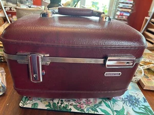 VTG American Tourister Red Makeup Train Case W 2 Keys & Tray - Picture 1 of 6