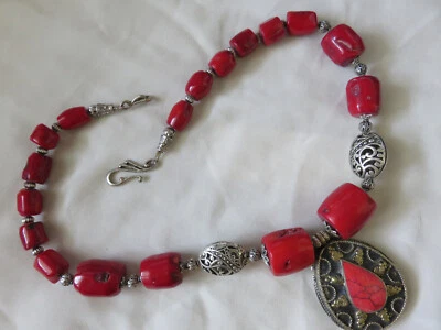 Collana girocollo stile etnico corallo bamboo rosso medaglione argento tibetano - Immagine 1 di 4