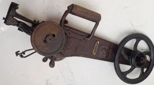 ANTIQUE ORIGINAL CAST IRON SINGER 35-K1 HAND CRANK CARPET SEWING MACHINE 1900's - Picture 1 of 18