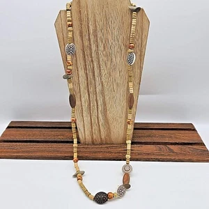 Collar de cuentas de madera marrón multitono con acentos de medallón grabados ovalados - Imagen 1 de 7