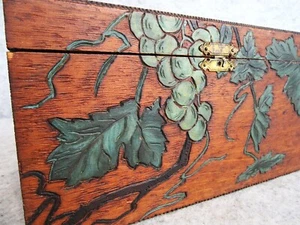 BELLISSIMA scatola portaoggetti in legno fiammingo pirografia arte popolare - uva colorata - Foto 1 di 14