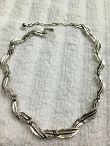 Vintage Crown Trifari Textured Silver Leaf Ribbon Necklace 14 to 16"  - Bild 1 von 3