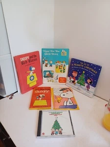 Lot of 5 Vintage Snoopy Charlie Brown Peanut books - Red Baron Christmas 4 Cards - Picture 1 of 22