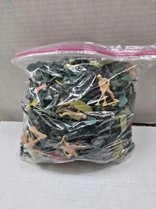 Lote a granel de mini figuras de acción de plástico surtidas para hombres del ejército soldados de juguete - Imagen 1 de 2