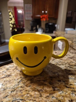 Taza de café cara sonriente  Foto 1 de 4