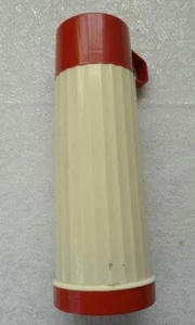 VINTAGE 1970's SMALLER RED & CREAM ALADDIN VACUUM FLASK MADE IN BRAZIL 25CM TALL - Picture 1 of 4