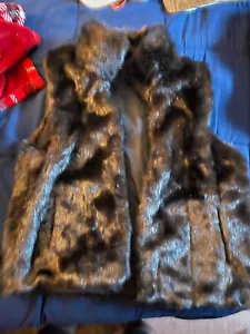REVERSIBLE FAUX FIR VEST Mahogony - Picture 1 of 2