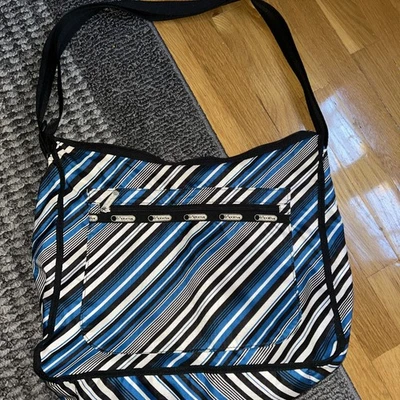 Сумка через плечо LeSportsac синяя черная сделано в США 13 дюймов Hx15 дюймов Wx6 дюймов D регулируемый ремень - Изображение 1 из 4