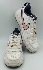 Nike Tenis Corte Borough Bajo Jóvenes Niñas Talla 4 Blanco Rosa Azul Marino DB3090-100 - Imagen 1 de 10
