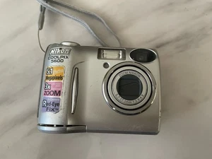 Nikon COOLPIX E5600 Digitalkamera 5,1 MP Blitz silber Japan - Bild 1 von 7