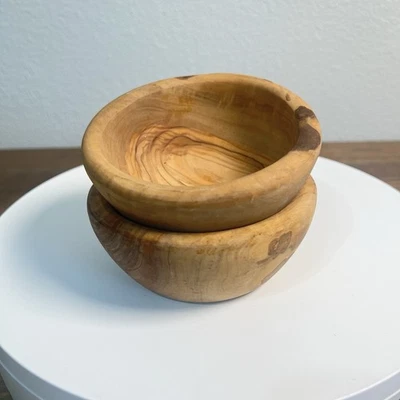 Juego de 2 cuencos de madera de olivo Trader Joe's hechos a mano edición limitada hechos en Túnez Foto 1 de 4