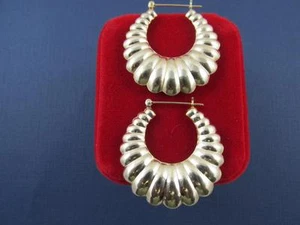 Pendientes clásicos de oro amarillo macizo de 14k con diseño festoneado cierre de barra a presión 5 gramos - Imagen 1 de 8