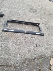 JUEGO COMPLETO DE PLACAS DE PATADA ALFA 156 SALLOON EN NEGRO CON TIRA CROMADA 98-06 - Imagen 1 de 2