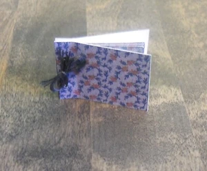 Puppenhaus Miniatur Maßstab 1:12 grün Sammelalbum #5540 - Bild 1 von 2