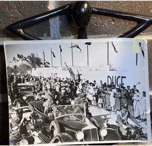 Bengasi, Libyen. um 1940. Benito Mussolini und Marshall Balbo Cheer - Bild 1 von 11