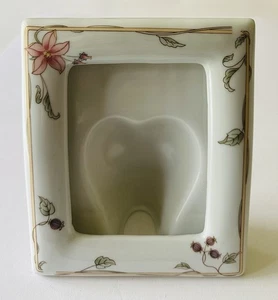 Marco de fotos de flores de porcelana Andrea by Sadek Japón 5" x 6" independiente - Imagen 1 de 10