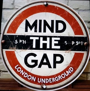 RETRO - MIND THE GAP LONDON UNDERGROUND - INSEGNA TONDA IN LATTA 20 cm nuovo articolo funky - Foto 1 di 2
