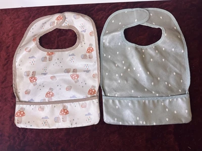 Paquete de 2 baberos con recogedor de alimentos - bebé niño pequeño - AC047 Foto 1 de 2