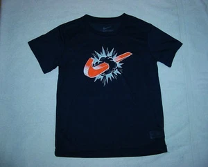 Neu ohne Etikett Jungen Gr. 6 Nike Dri-Fit S/S Poly T-Shirt Oberteil Swoosh Bam Dk Nvy/Org - Bild 1 von 1