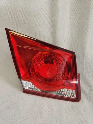 Lanterna traseira montada no porta-malas Chevrolet Cruze 2014 tampa no convés; LADO DO MOTORISTA - Imagem 1 de 4