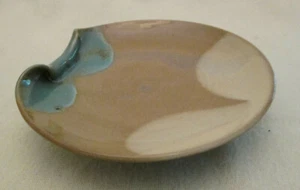 Pequeño plato de estudio con reposapiés - probablemente hecho en Japón - Imagen 1 de 6