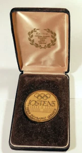 1984 Los Angeles Olimpiadi 64mm JOSTENS MEDAGLIA COMMEMORATIVA in custodia - Foto 1 di 10