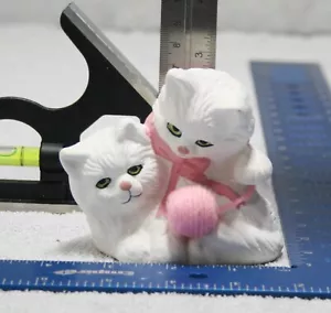 Gatitos blancos con hilo rosa, estatuilla de porcelana de 3,25" de alto - Imagen 1 de 9
