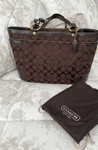 Borsa a mano Coach vintage marrone firma jacquard pelle bordo galleria con sacchetto antipolvere - Foto 1 di 22