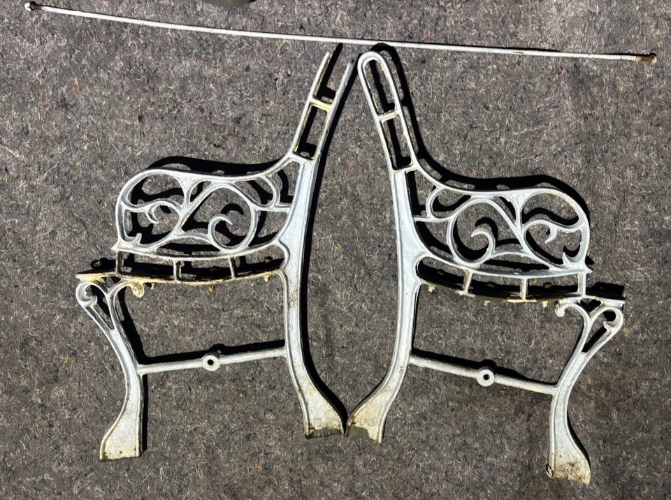 Conjunto antigo de extremidades de banco de ferro fundido azul rústico tamanho infantil com tensor - Imagem 1 de 4