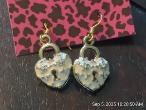 PENDIENTES ALAMBRE CANDADO BETSEY JOHNSON - Imagen 1 de 2