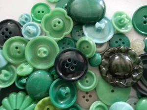 Lot 100 Mixed Assorted GREEN Vintage & New Buttons Perfect For Crafts Bulk - Picture 1 of 4