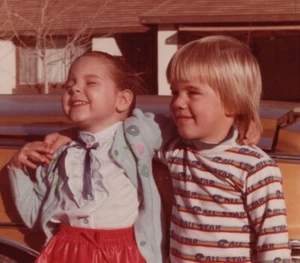 Niño niña de pie abrazándose vecindario sonriente infancia 1984 - Imagen 1 de 3