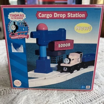 Thomas & Friends деревянный поезд SODOR груза падение станции 2004 новый в коробке - Изображение 1 из 4