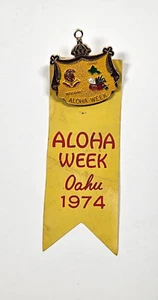 Vintage 1974 Aloha Week Oahu Emaille Pin Anhänger und Band Hawaii - Bild 1 von 5