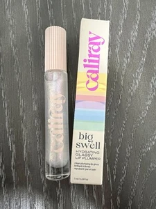 Caliray Big Swell Hydrating Glassy Lip Plumper Gloss Full Size 0,24 fl oz nuovo - Foto 1 di 10