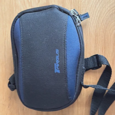 Estojo para câmera TARGUS bolsa com zíper, alça ajustável, preto/azul, modelo DLEC200B - Imagem 1 de 4