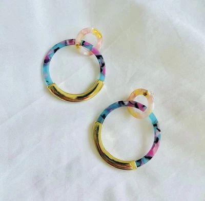 Pendientes de aro Baublebar Daniya oro y resina multicolor años 80 Foto 1 de 4