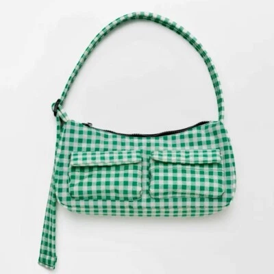 ¡NUEVO! BOLSO DE HOMBRO DE CARGA Baggu en “Green Gingham” — Cartera Baguette de Nylon Reciclado Foto 1 de 4
