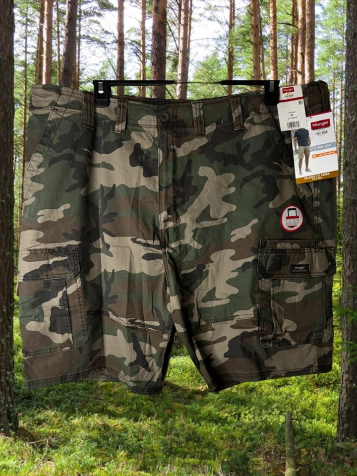 Men's Wrangler Relaxed Fit Cargo Hits at Knee Camouflage Size 46