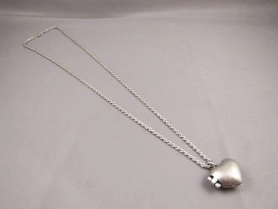 Collar Colgante Medallón 3d Gris Peltre Forma Corazón 25" Largo Foto 1 de 4
