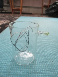 Vaso de vidrio vintage de 3" de laboratorio/ciencia con alambre sobresaliente - tipo de vidrio desconocido - Imagen 1 de 9