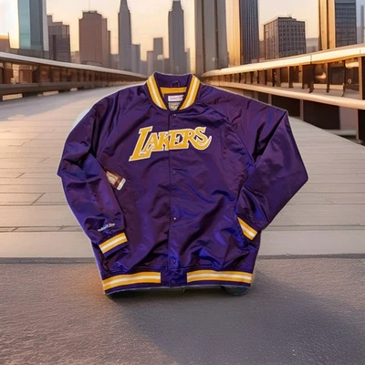 Chaqueta Mitchell & Ness NBA LA Lakers Ligera Abotonada Talla 2XL NUEVA CON ETIQUETAS $110 Rtl Foto 1 de 4