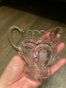 Antikes US Glas Co Milchkännchen Texas 15067 EAPG um 1900 Lavendel Schleife gestippte Platten - Bild 1 von 9