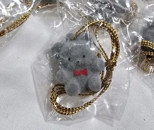 22 Collar Vintage Fiesta Artesanal Gris Miniatura 1" Flocado Osos de Peluche Arco Rojo - Imagen 1 de 6