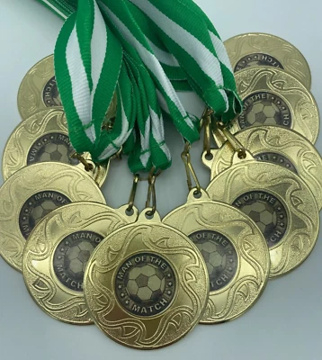 SPA TROPHIES 10 medaglie d'oro calcio Man of the Match con nastri verdi bianchi verdi