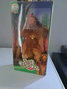 75th Anniversary Wizard Oz Barbie COWARDLY LION Puppe - Alter 6+ NRFB - Bild 1 von 5