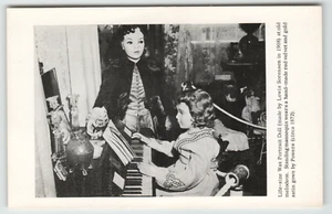 Postkarte Maretta's Doll & Toy Museum in Bergen, New York. Mädchen im Melodeon - Bild 1 von 2