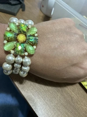 Impresionante pulsera elástica gruesa de perlas barrocas de imitación y diamantes de imitación verdes Foto 1 de 4