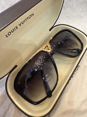LOUIS VUITTON | GAFAS DE SOL EVIDENCIA Z0350W NEGRO Y DORADO CON LENTE GRIS Foto 1 de 4